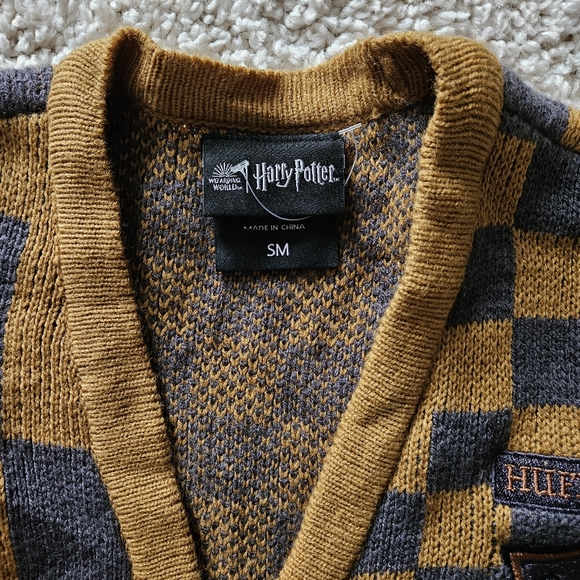 Harry Potter Hufflepuff Checkered Cardigan Sweater Small - Picture 3 of 16